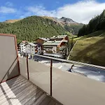 Black Summit Boutique Hotel